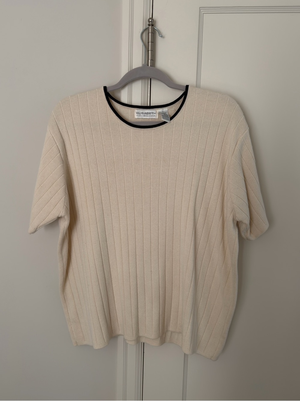 Liz Claiborne Cream Ribbed Short Sleeve Top with Black Trim